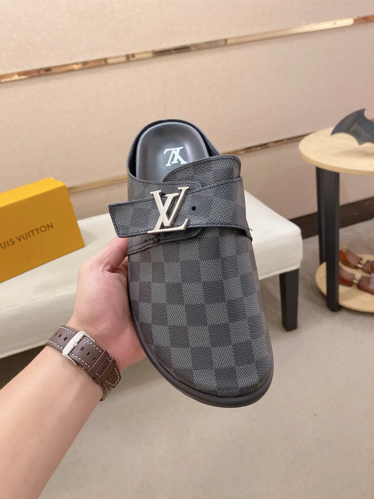 Men's shoes 💰: 360💰Made by LV🔍Top purchasing agents, men's spring and summer slippers are synchronized in the counters. The uppers are made of imported materials from Italy with logo graphics and high-quality craftsmanship. The soles: original soles specially provided by the original factory. The exclusive movable molded soles are super comfortable. Original goods follow the order, 🔍🔍high quality, you can enter and exit the counter at will. Welcome to compare, code number 38-44.